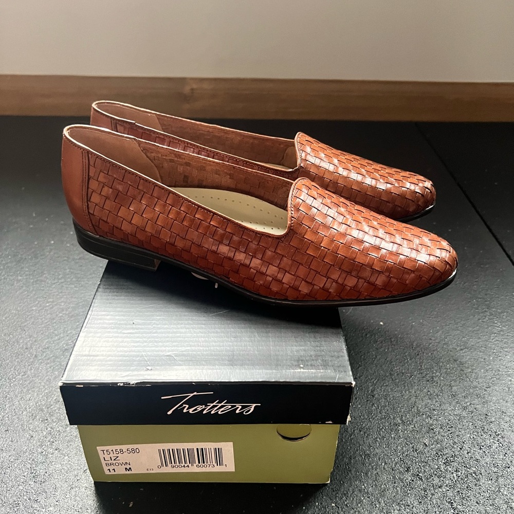 Like New Trotters Tan Woven Shoes Size 11